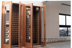 Adega climatizada, porta de acesso, montante em madeira e núcleo envidraçado 1